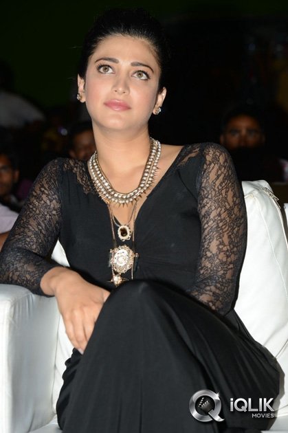 Shruti-Hassan-at-Race-Gurram-Success-Meet
